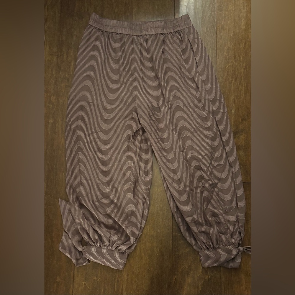 Chic Wavy Patterned Harem Style Pants - Picture 2 of 3